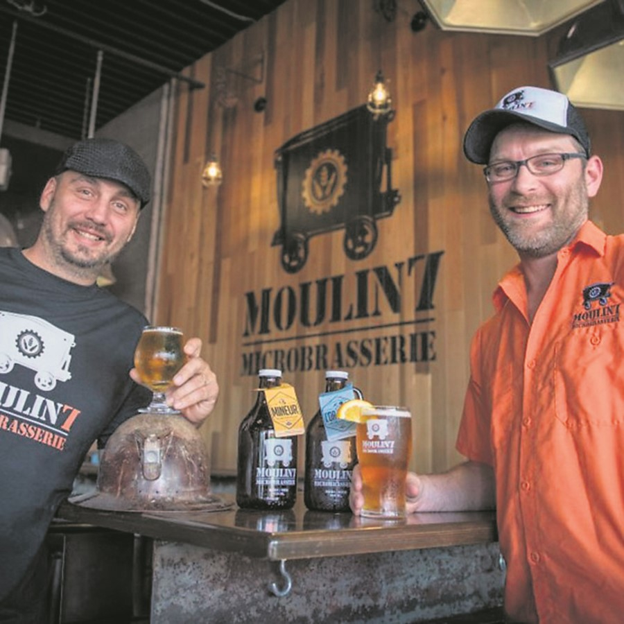 Yan St-Hilaire et Danick Pellerin, copropriétaires de la Microbrasserie Le Moulin 7 à Asbestos. (Crédit Photo: André Vuillemin)