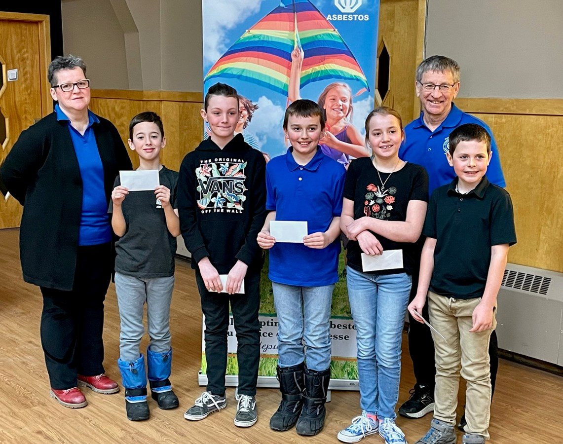 Les champions de l'École La Passerelle : Chantale Lapointe-Gallant (présidente), Alex Roy,
Rémy Dubois (capitaine), Caleb Thibert-Leblanc,
Ève Tousignant, Jean Nadeau (responsable du concours),
Hugo Leclerc.