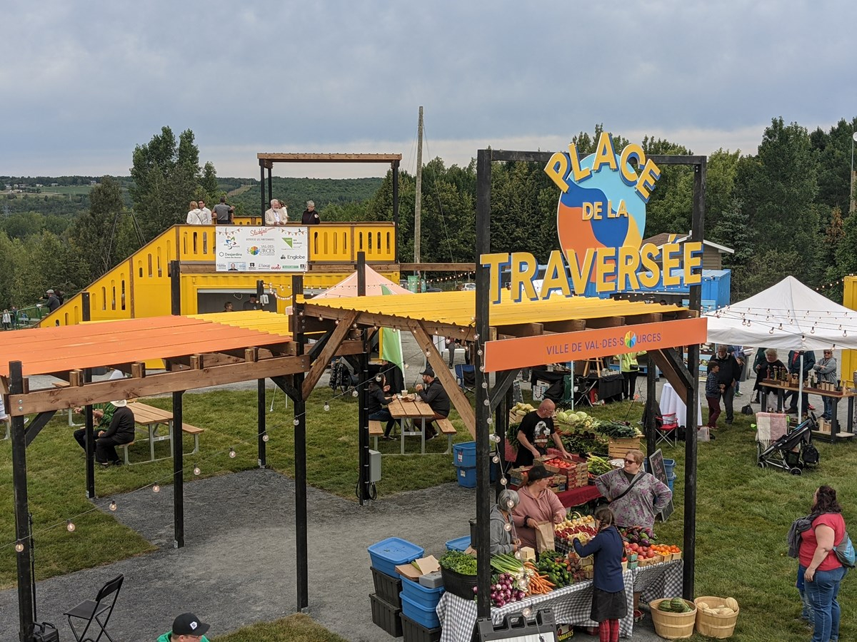 La Place de la Traversée inaugurée à Val-des-Sources