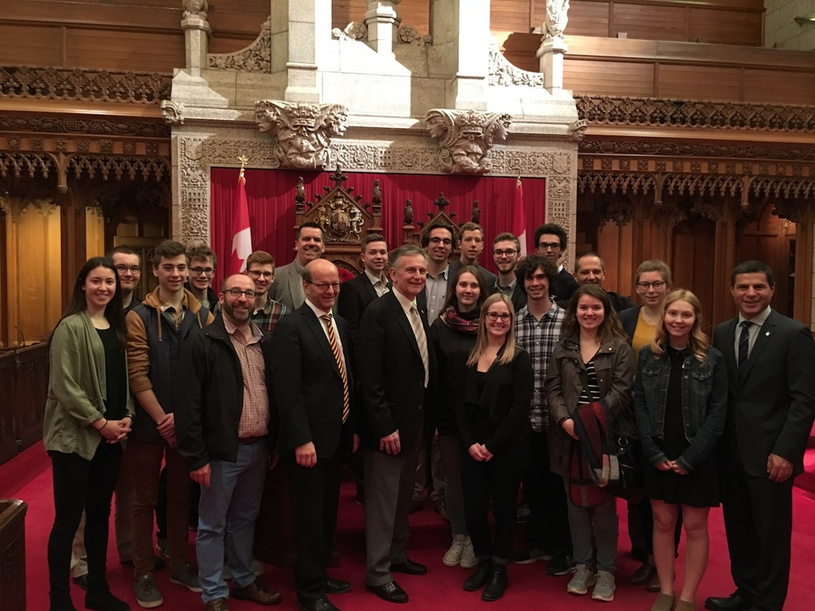 Le député Rayes reçoit des étudiants de sa circonscription au Parlement 