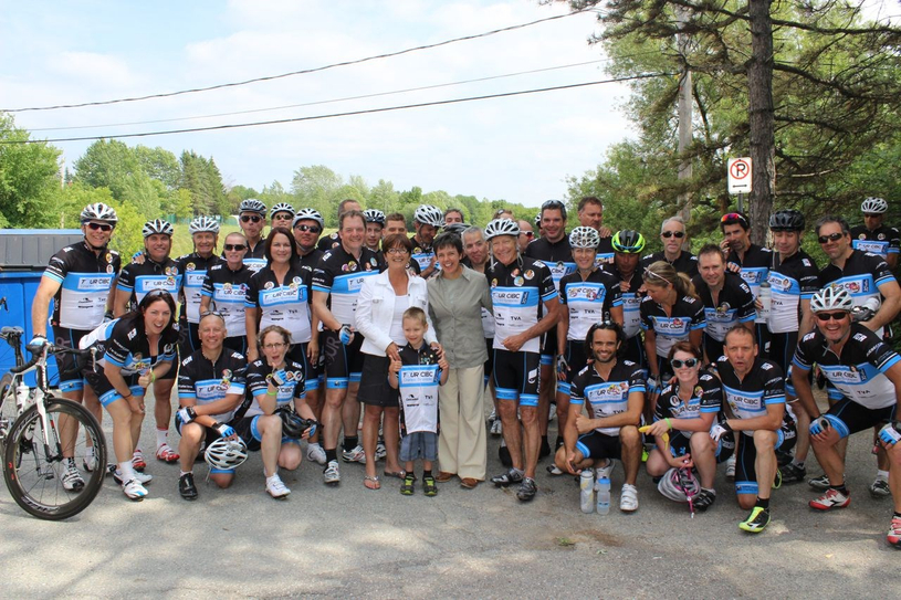 Une quarantaine de cyclistes du Tour CIBC Charles-Bureau ont fait halte à Windsor