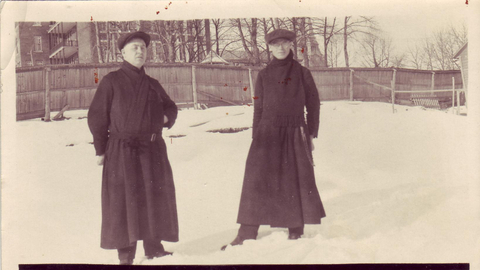 Frère Émile à gauche enseignant la 1e année au vieux collège et spécialiste des bouliers compteurs ainsi que le frère Viateur à droite. (Photo originale Claude Gilbert).