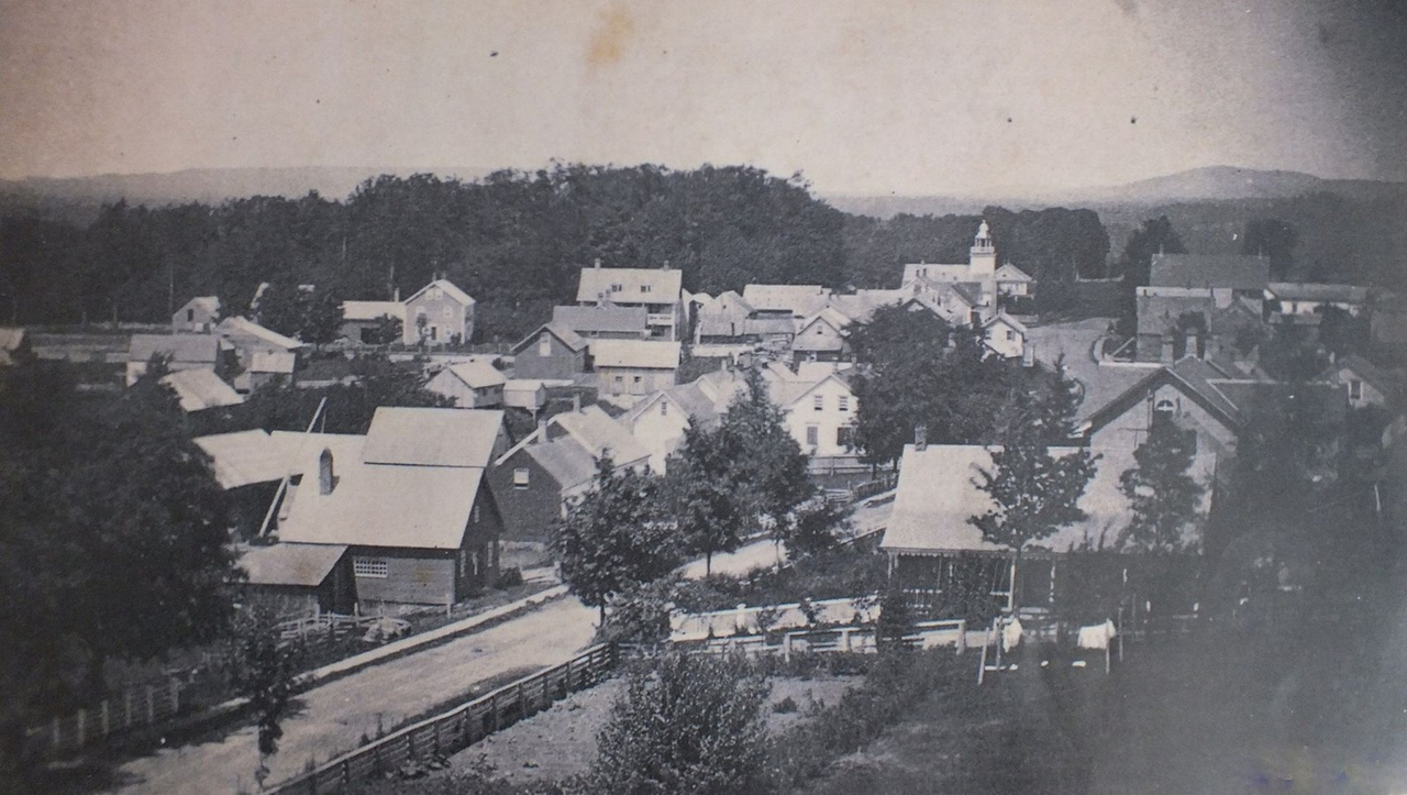Une photo prise vers 1870, soit peu de temps avant l’incendie du 14 mai 1882, qui avait ravagé une grande partie du côté de la rue de Carmel à Danville.