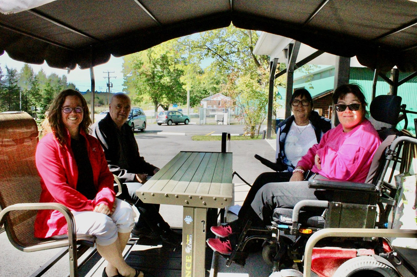 Une balançoire « inclusive » installée au parc Floral à Val-Joli