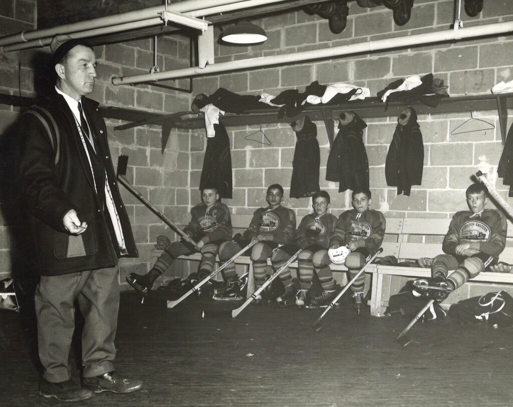 M. Connie Dion entraîneur de l’équipe d’Asbestos en 1964, année où son fils Paul agissait à titre de capitaine de l’équipe, lors de la quatrième édition du tournoi Pee-Wee de Québec. 