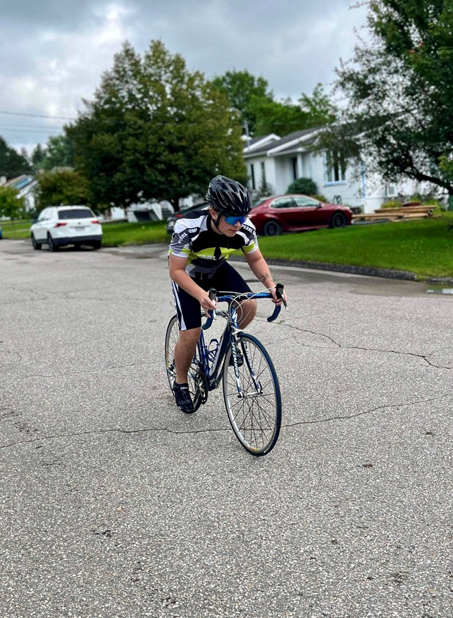 Actuellement, Enzo s’entraîne d’une façon intensive pour prendre part au Tour CIBC 2024.