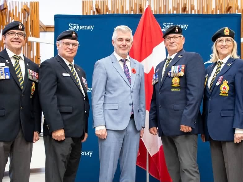 Remise du 1er coquelicot à Luc Boivin