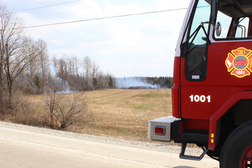 Feu de broussailles près de la route 143 à Val-Joli