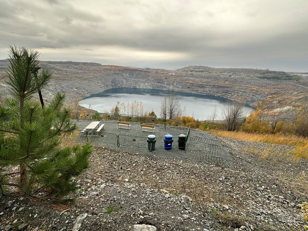 Ce nouveau sentier aménagé et aisément accessible comprend un parcours d’une distance de près d’un kilomètre, qui permettra aux usagers de profiter pleinement du paysage unique qu’offre le pourtour de l’ancien site de la mine Jeffrey.