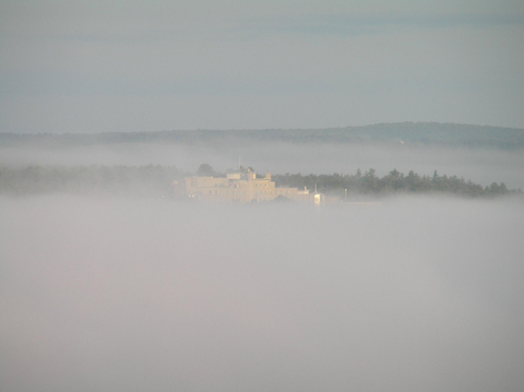 Hôpital dans la brume