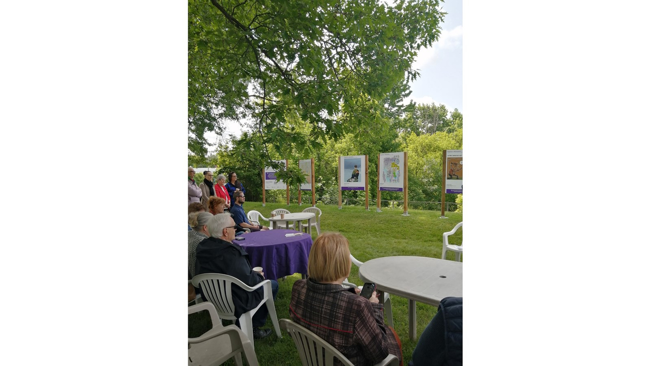 L’exposition, qui circulera en Estrie dans les prochaines années, permettra de sensibiliser les gens en présentant visuellement des attitudes, des gestes ou des paroles qui causent du tort (maltraitance) ou au contraire, qui font du bien (bientraitance).