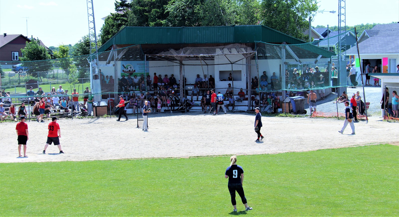 Comme le veut la tradition lors de la fête de St-Georges-de-Windsor, il y a le fameux Tournoi de balle familial, qui rassemble chaque année, des familles de la municipalités, et d’anciennes familles de l’endroit.