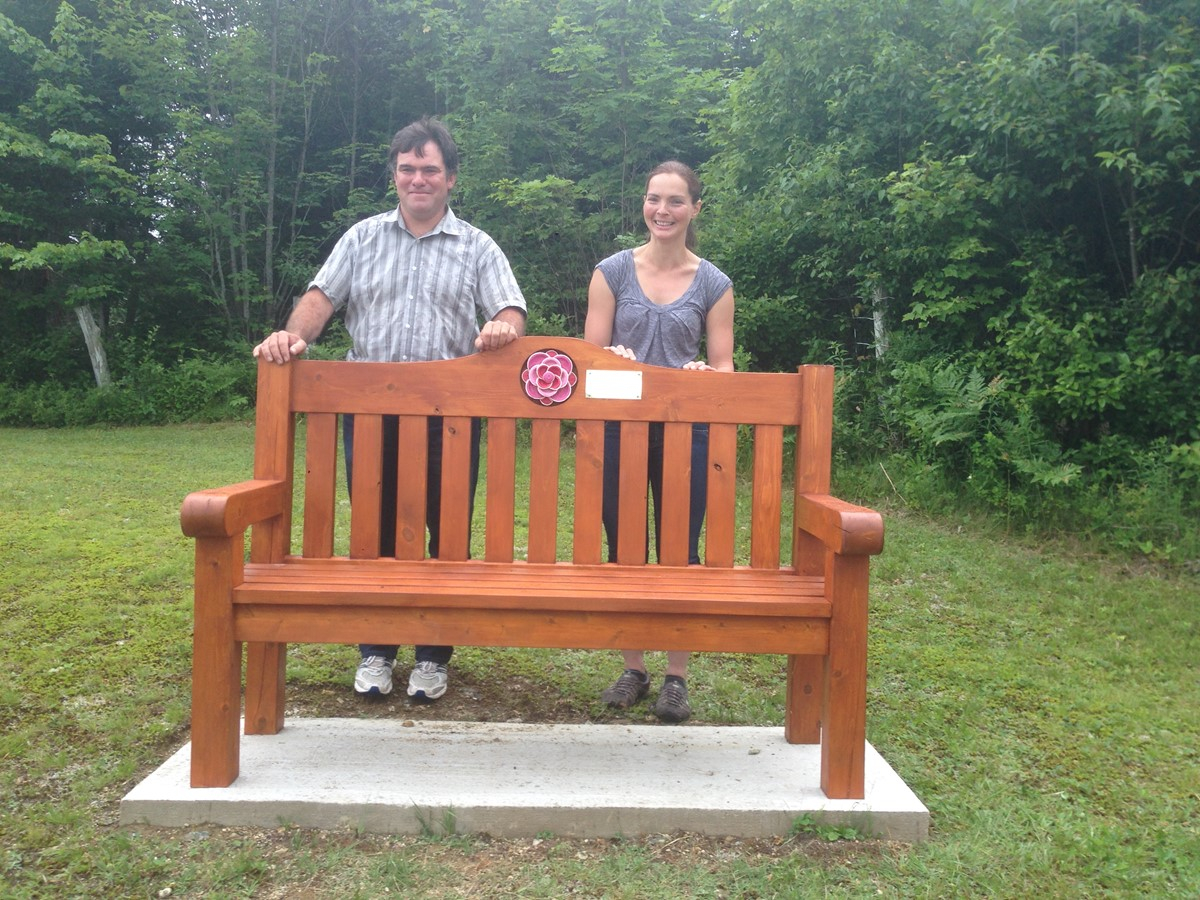 Guy Chaperon et Denise Pilon devant leur œuvre achevée et installée à saint-Adrien.