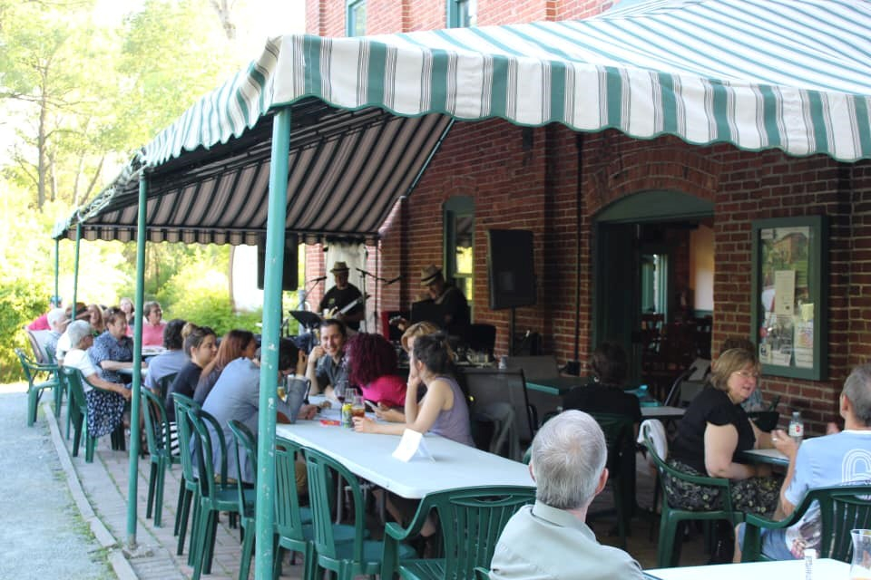 Les gens s’installeront donc sur la terrasse à l’extérieur pour écouter la prestation du chansonnier.