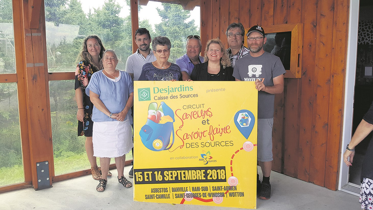 Noémie Garneau et Lise Chartier, du Comité organisateur Etienne Frémond, Créateurs de Saveurs Cantons-de-l’Est, Armande Provencher, Municipalité de Saint-Georges-de-Winsdor, Pierre Therrien, MRC des Sources, Genevieve Roy, Caisse Desjardins des Sources, Daniel Pitre, SADC, Dannick Pellerin, Comité touristique des Sources.
