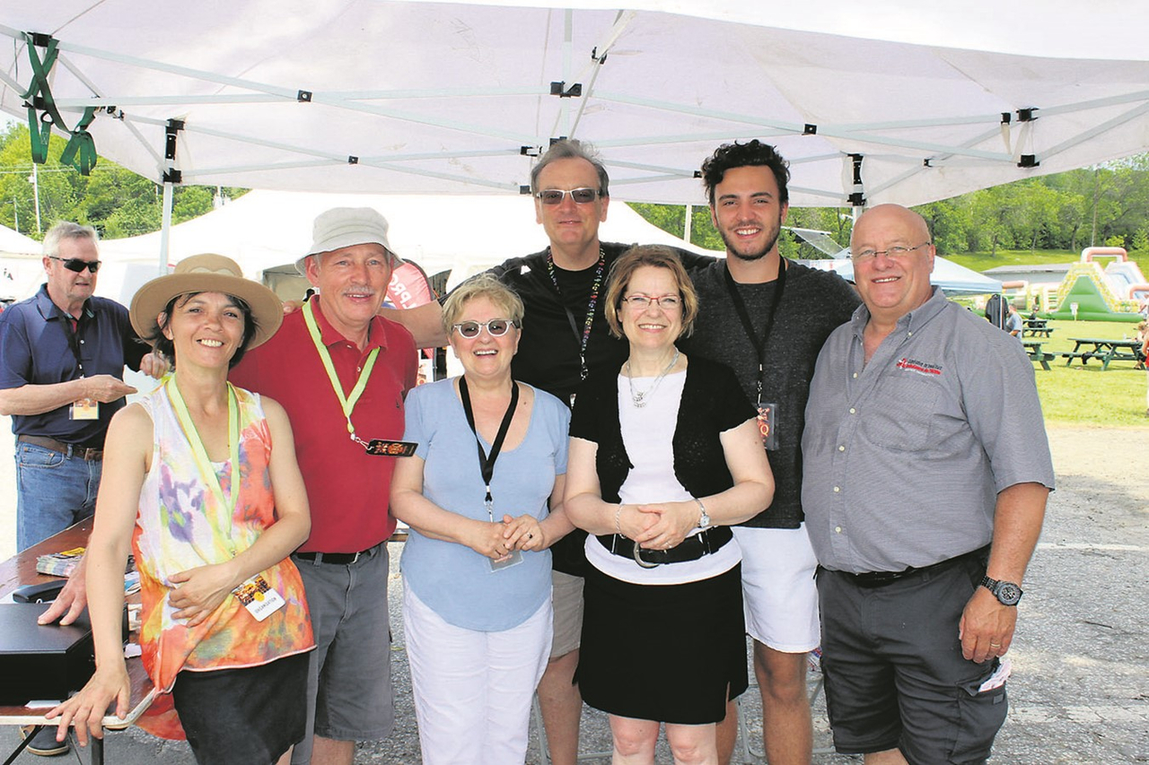 Une photo de l’édition 2017 du Wolfe BBQ Fest sur laquelle apparait la présidente Hélène Tousignant (à l’avant, 4e à partir de la gauche) accompagné de membres et bénévoles du comité organisateur.   