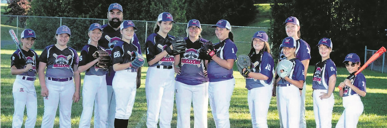 Les équipes de baseball Moustique B des Sources : l’équipe féminine des Raccoons.