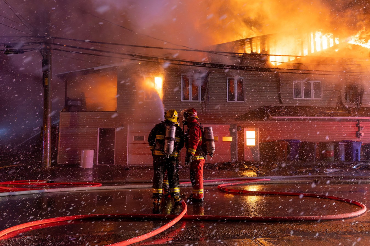Le feu détruit un ancien magasin général dans le secteur Melbourne