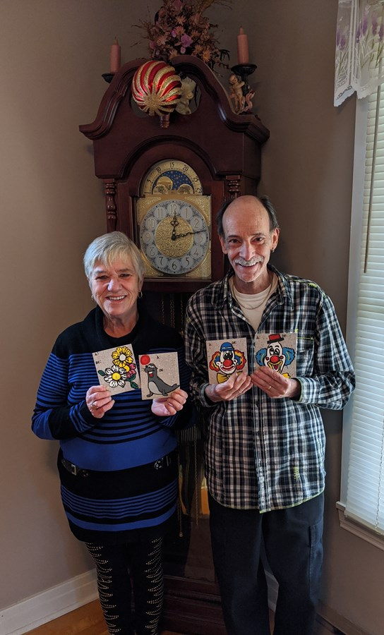 Un couple de Richmond s’adonne à la confection de cartes de souhaits écologiques