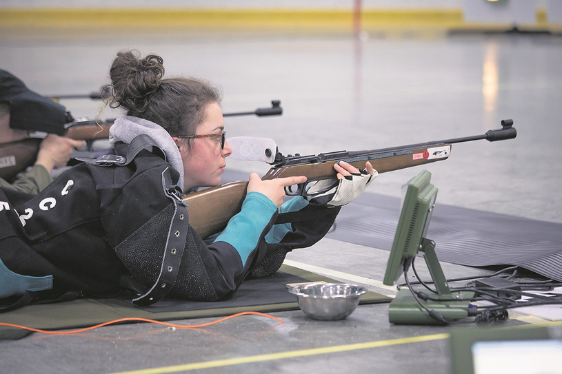 Une cadette de Windsor gagne l’or avec un score parfait de 100 au championnat national de tir