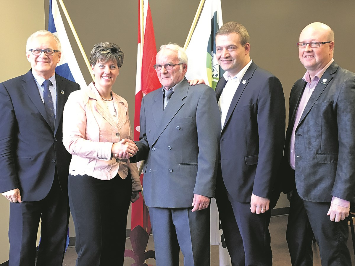 Sur la photo apparaissent, dans l’ordre habituel: Pierre Reid, député d’Orford, Marie-Claude Bibeau, députée de Compton-Stanstead et ministre du Développement international et de la Francophonie, Philippe Dutil, maire de Stanstead, Luc Fortin, ministre de la Culture et des Communications, ministre responsable de la Protection et de la Promotion de la langue française et ministre responsable de la région de l’Estrie, et Hugues Grimard, maire d’Asbestos.