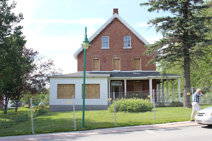 Dernier regard sur la démolition de l’ancien presbytère