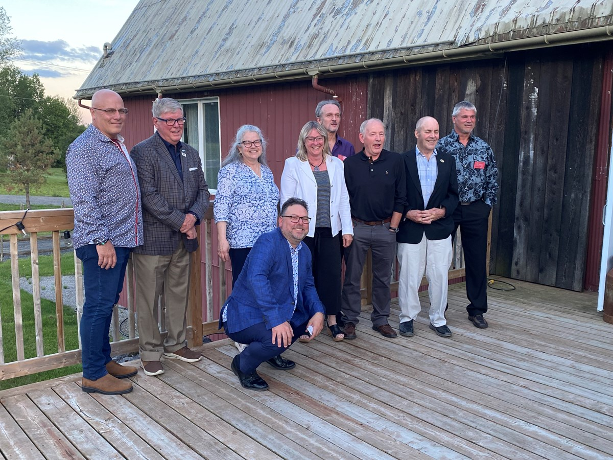 Les maires et les mairesses en compagnie de certains membres de la Chambre de commerce et d’industrie de la région de Richmond.