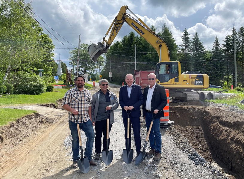 Première pelletée de terre de la seconde phase de la route 257