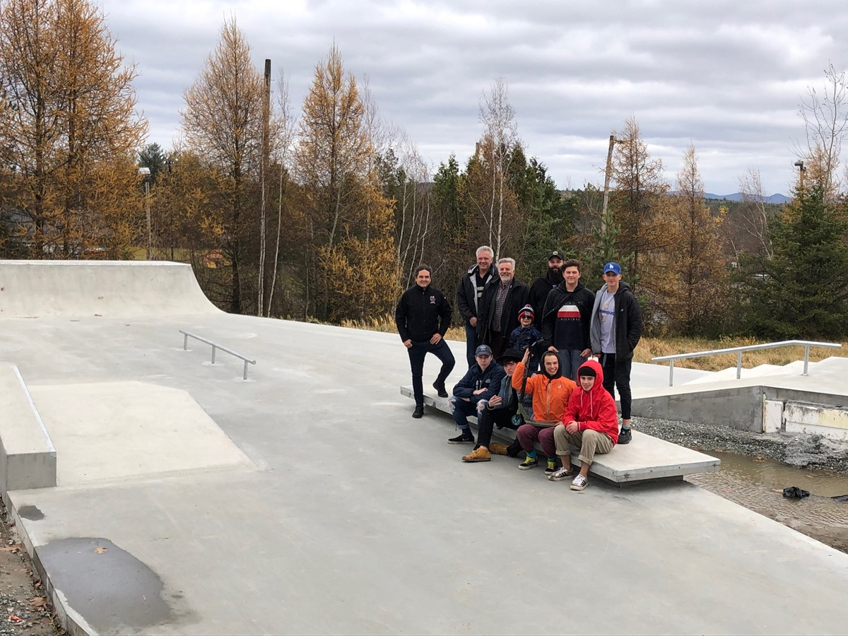 Le préfet de la MRC du Val-Saint-François, M. Luc Cayer ainsi que le maire suppléant, M. Yvon Larochelle de même que les conseillers Adam Rousseau et Alexandre Roy entourent les jeunes qui fréquentent le parc de planche à roulettes, dont Mathieu Pomerleau et Léo Paquin qui ont imaginé les modules.