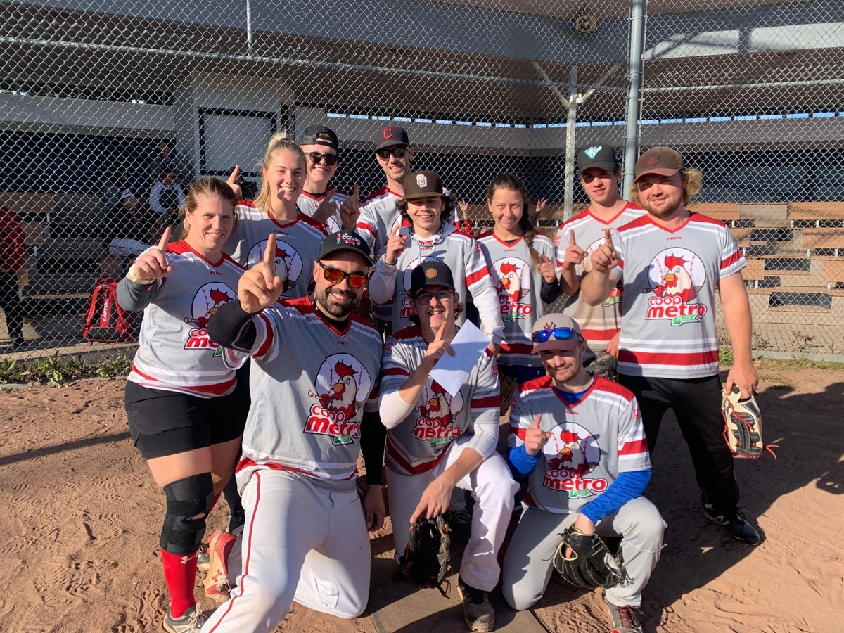 L’équipe Coop Métro, Champions de la 1ere édition du tournoi de balle du Nordik Blades de Val-des-Sources de la LRH.