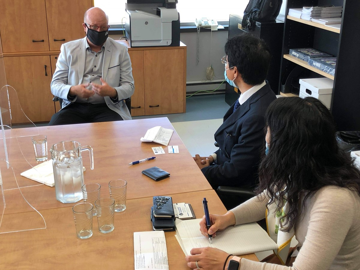 Des membres du Consulat Général du Japon à Montréal en visite chez Alliance Magnésium