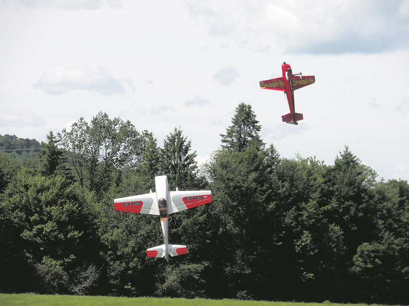 Spectacle aérien d’avions et d’hélicoptères téléguidés