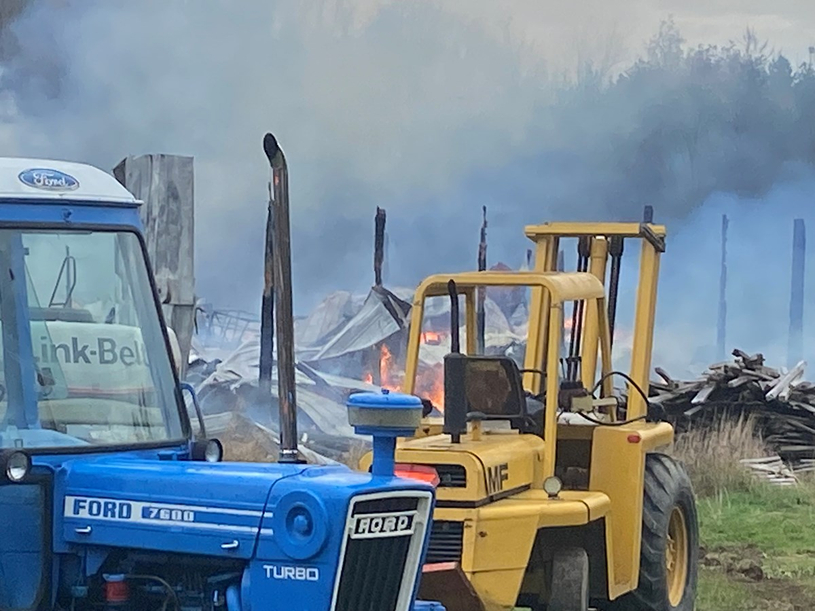 Le feu détruit un entrepôt à foin et un garage