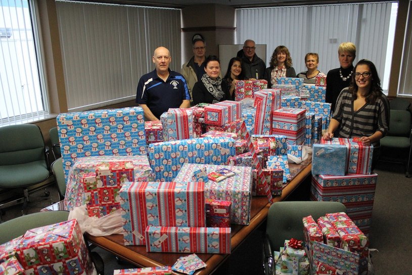 Les employés de Domtar donnent des cadeaux aux enfants