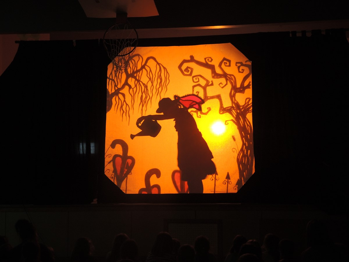 Marilou Ferlandt présente son univers par le biais de son plus récent spectacle « Les Monstres du Jardin de Madame Pissenlit ».