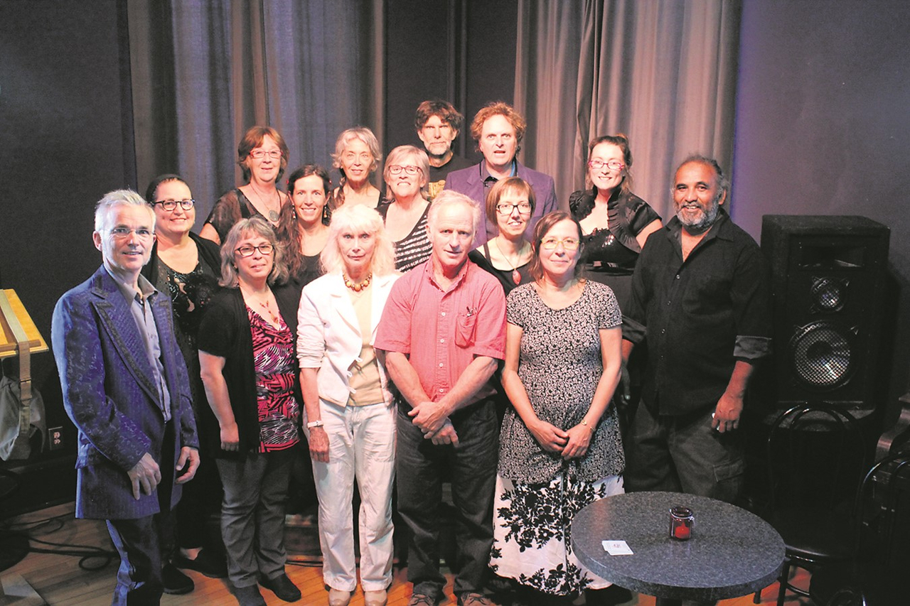 Une photo regroupant les artistes et invités présents au vernissage.