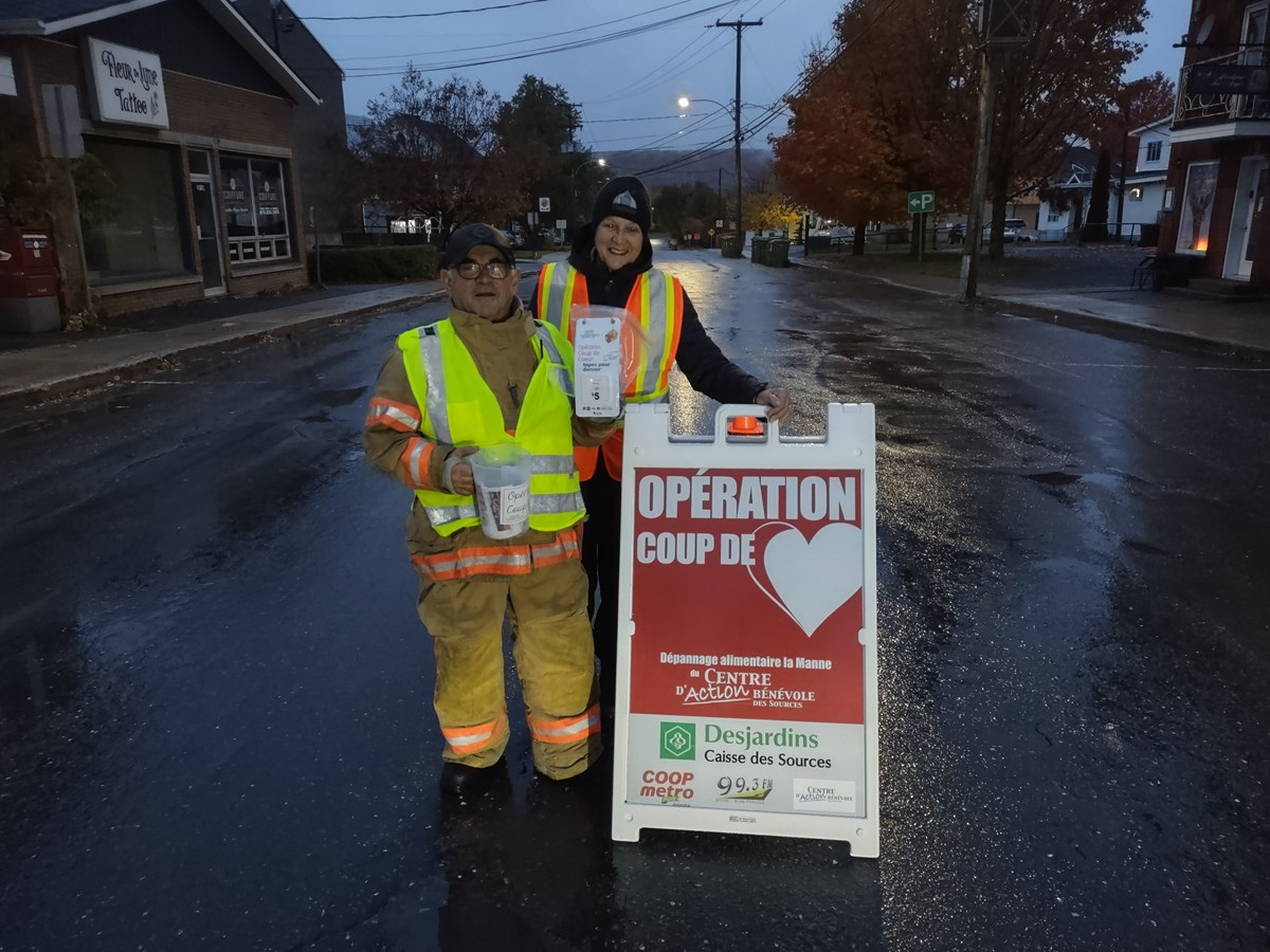 Alain Roy, directeur du service incendie de Danville, accompagné de la mairesse, Mme Martin Satre, à l’un des points de collectes de la ville, lors de l’opération Coup de Cœur du CAB des Sources.