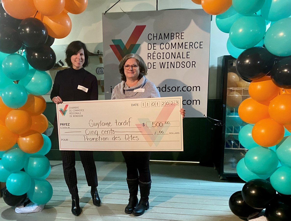 Guylaine Tardif a mérité un montant de 500 $ en bons d’achat, accompagnée par Nathalie Lebel, représentante de Domtar, commanditaire majeur.