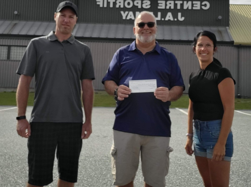 Le Tournoi M13-M15 Sherwood de Windsor remet 10 000 $ à l’Association du Hockey mineur