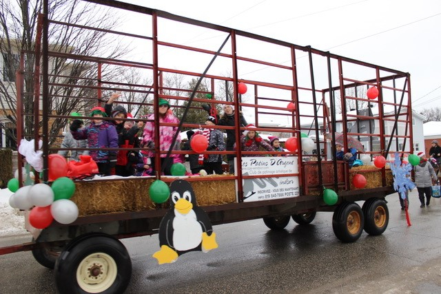Parade du Père Noël, amusements à l’aréna et feux d’artifice