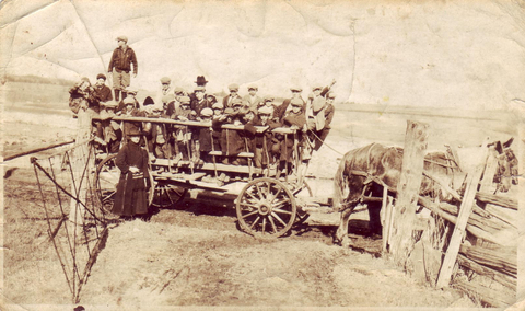 Les frères en charettes vers les 7 chutes. (Photo Claude Gilbert).