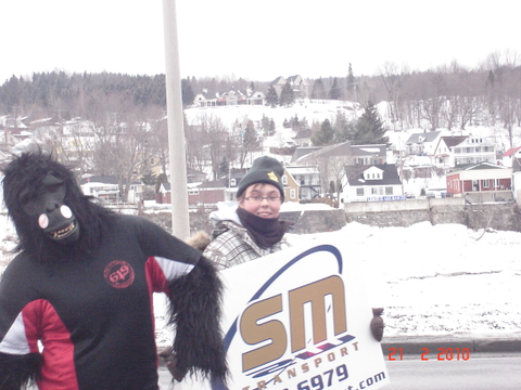 cadette elysa-ann mercier avec une mascotte 