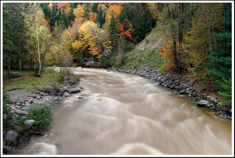 Cette rivière qui rugit sous mes pieds