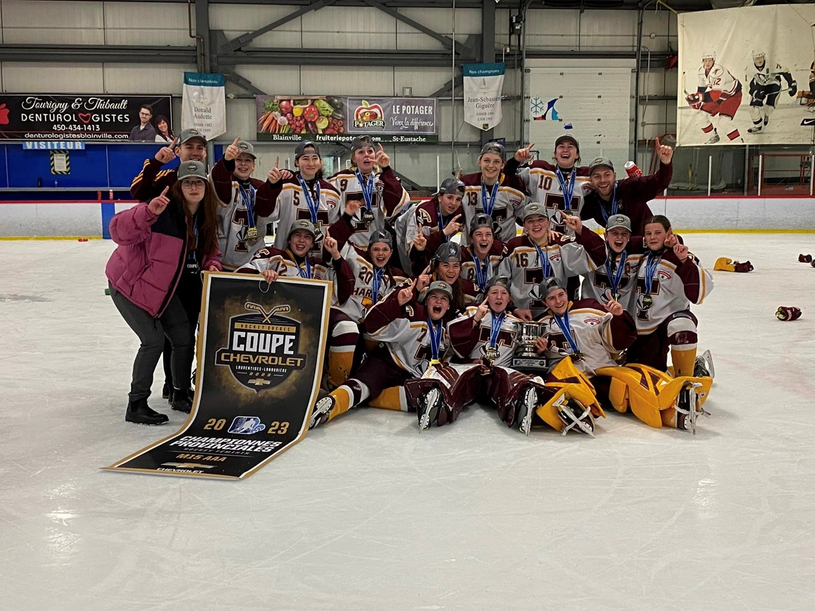 L’équipe féminine des Harfangs gagne la grande finale du M-15 AAA