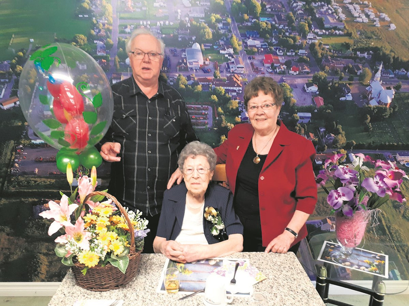 Mme Annette Pinard-Houle de Wotton célèbre son 102e anniversaire