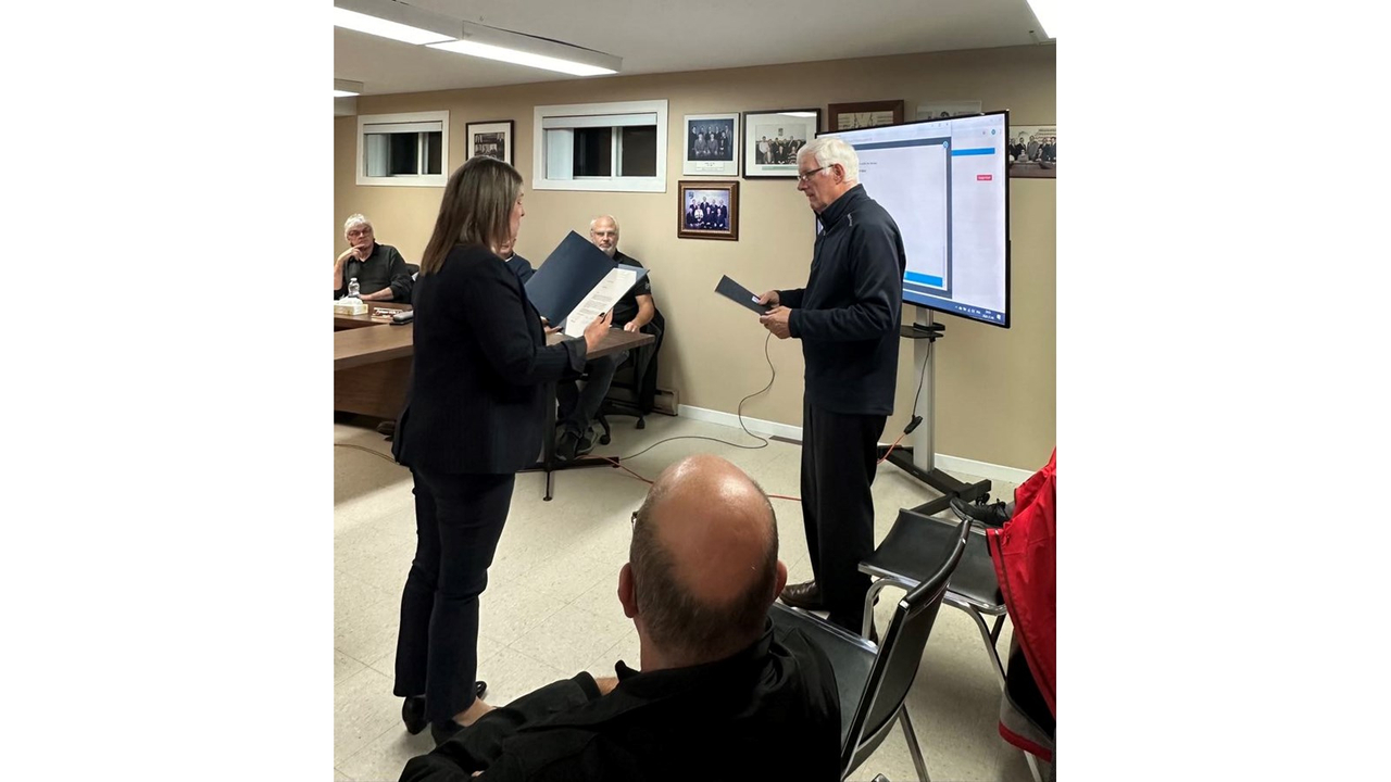 Après lui en avoir fait la lecture, Dominique Samson-Desrochers, directrice de bureau du député André Bachand, a remis à Gilles Perron la lettre du premier ministre François Legault.