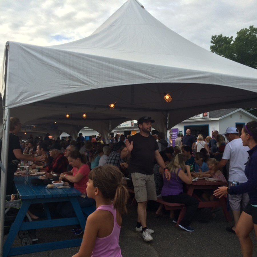 Comme tous les ans, de nombreux festivaliers se sont donné rendez-vous pour manger un morceau tout en encourageant un organisme de la communauté.