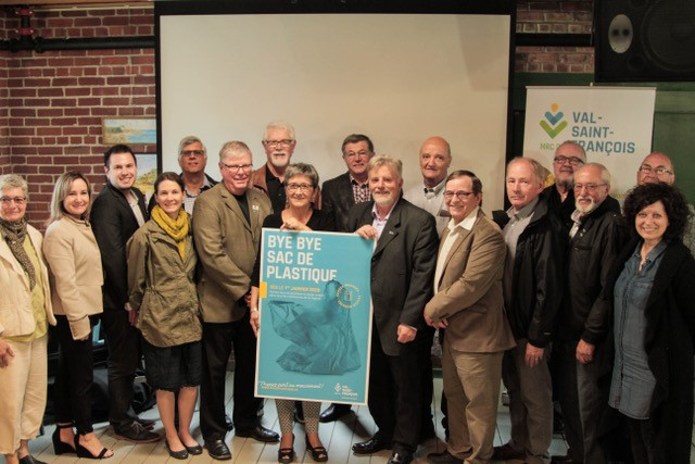 Parmi les élus, invités et agents de projet s’ajoutaient, au centre de la photo, les maires et mairesse des trois villes de la MRC, Bertrand Ménard de Richmond, Sylvie Bureau de Windsor, le préfet Luc Cayer et, à l’extrême droite, Renald Chênevert de Valcourt.    
