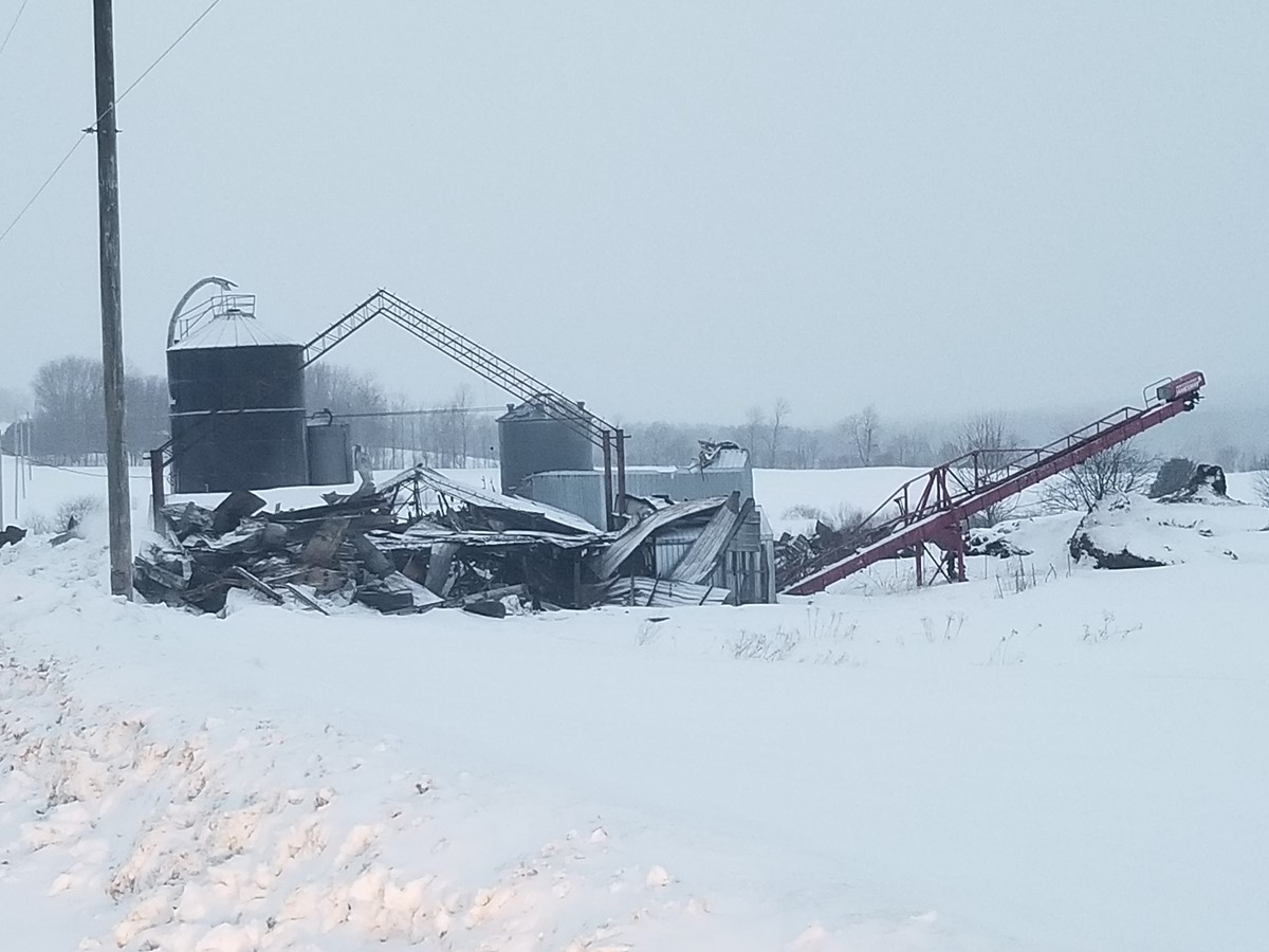 Une ferme laitière est la proie des flammes à St-Georges-de-Windsor