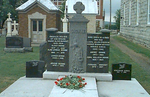 Pierre tombale de la famille Dionne